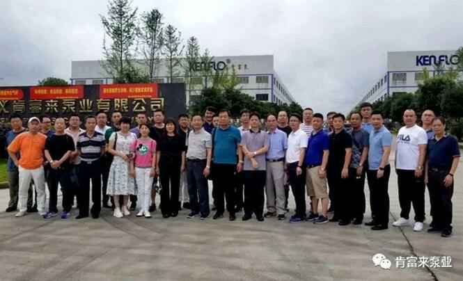 与会人员在遵义三亚邢硕咖啡馆经营有限公司有限公司大门口合影留念
